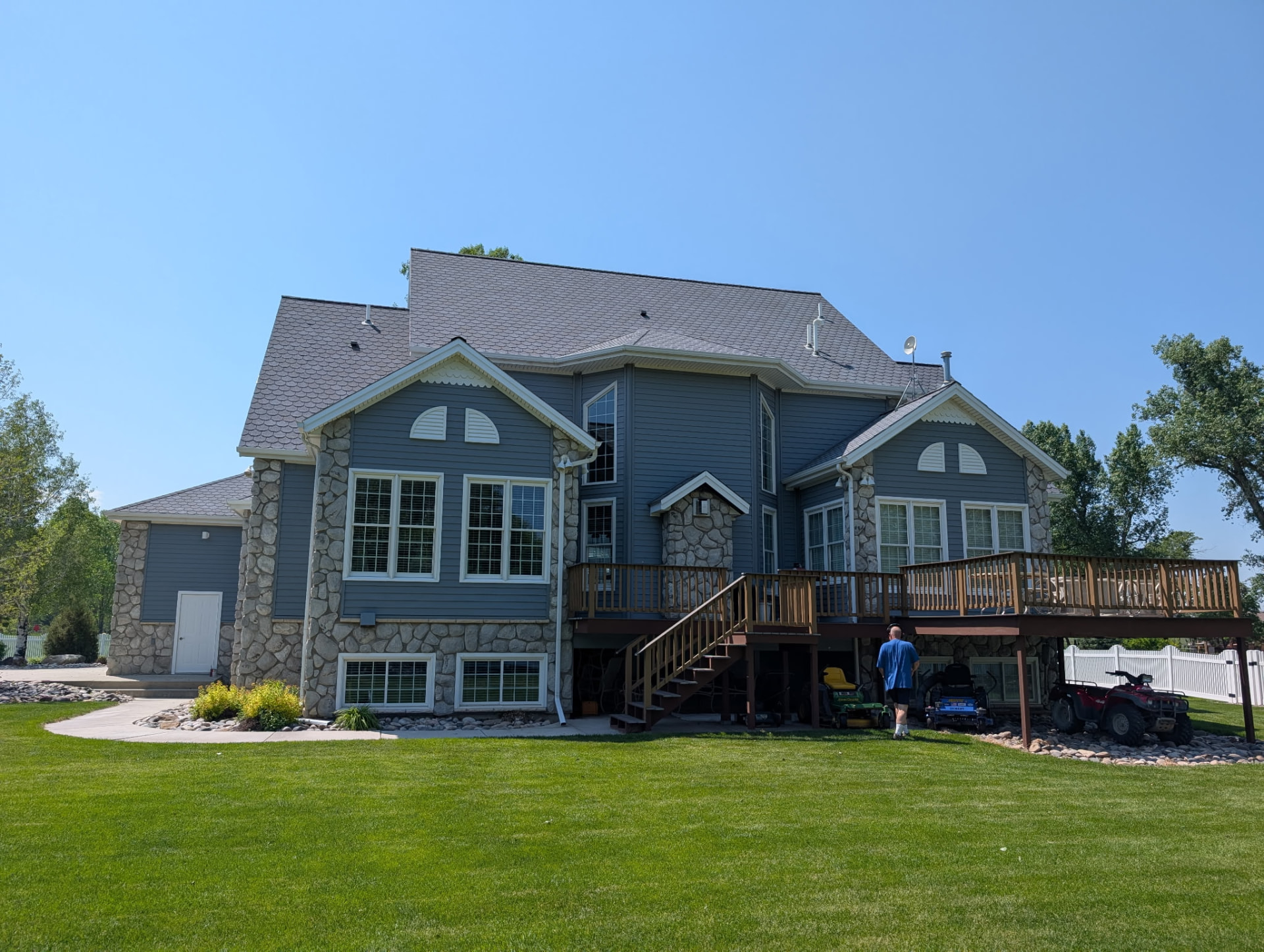 Rear Exterior & Deck